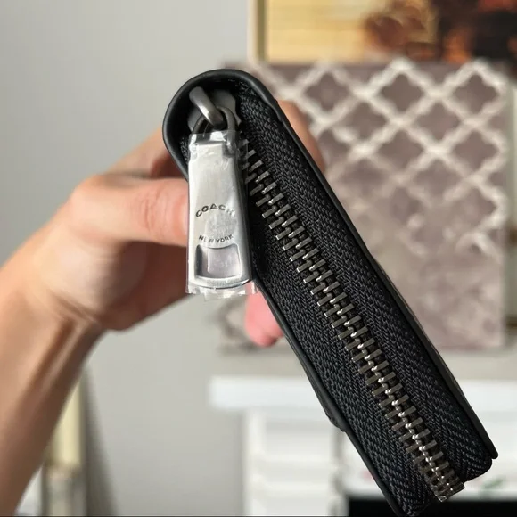 NWOT Coach Accordion Wallet In Signature Leather Black Embossed 74918 - Picture 4 of 5